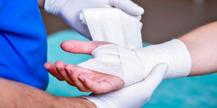 У Запоріжжі чоловік стікав кров’ю на вулиці, йому допомогли патрульні