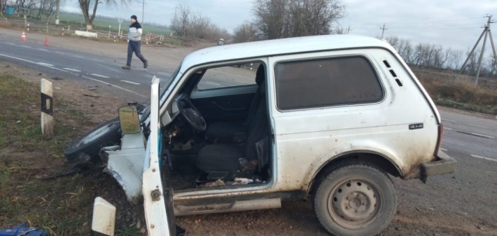 У Бердянському районі рашисти на “Ниві” влетіли під зерновоз “КамАЗ”