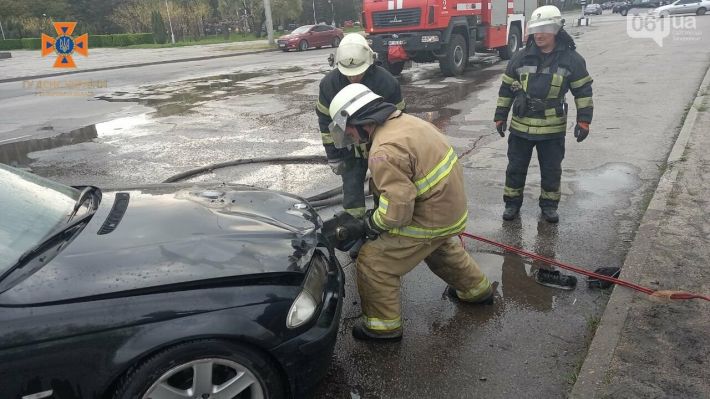 У Запоріжжі загорівся легковик BMW