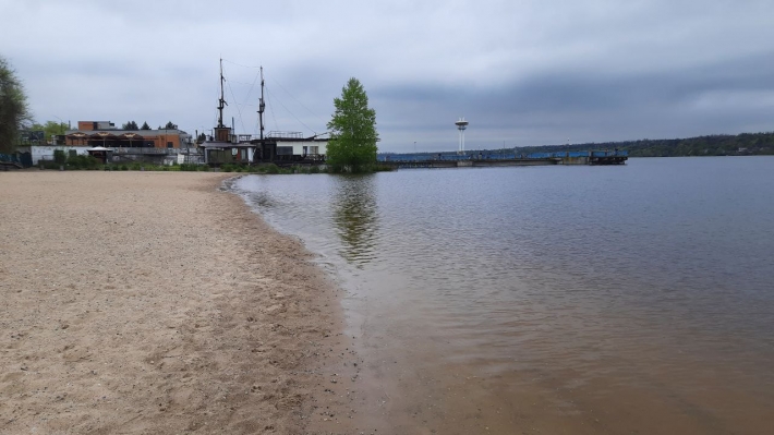 Річка Дніпро вийшла зі своїх берегів, запорізькі пляжі на половину затоплені (фото)