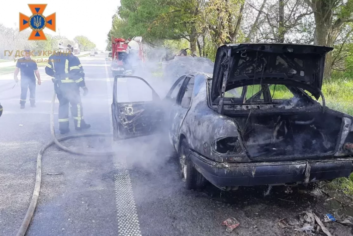 У Запорізькому районі згорів Mercedes