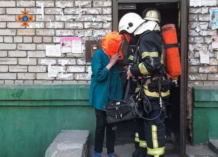 У Запоріжжі евакуювали людей з останнього поверху багатоповерхівки