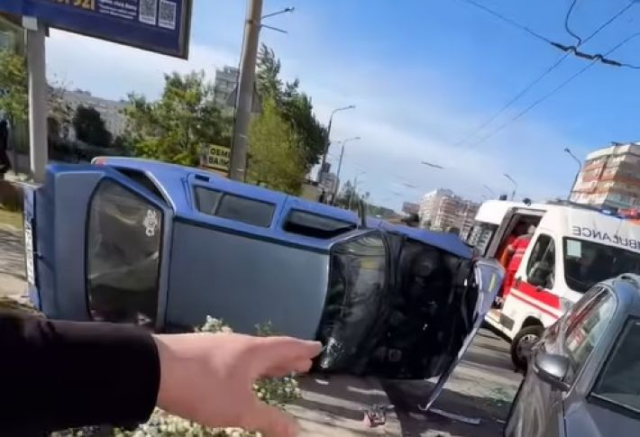 У Запоріжжі внаслідок ДТП перекинулося авто