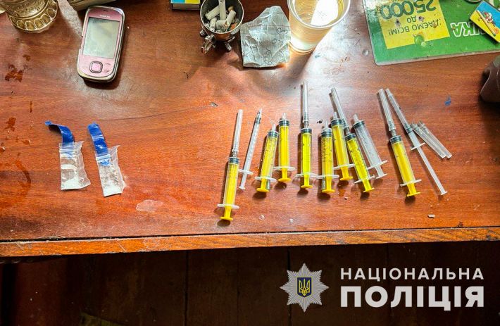 У Запоріжжі жінка організувала наркоготель у себе вдома (фото)