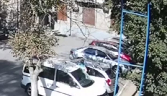 У Запоріжжі з вікна лікарні випала людина (відео)