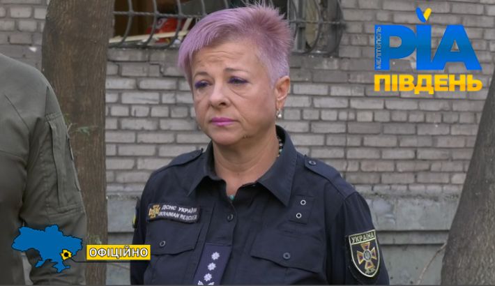 Рятувальники зрізали двері й виводили людей у безпечні місця: подробиці евакуації мешканців Запоріжжя після авіаудару – офіційно (додано відео)