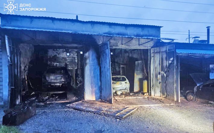 У Запоріжжі загасили пожежу в гаражному кооперативі